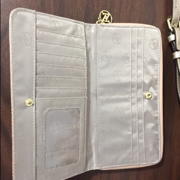 Adrienne Vittadini wallet - Picture 2 of 3